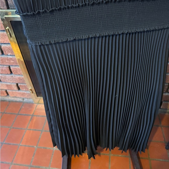 Nanette Lepore Black pleaded elegant dress size 4 in like new condition - Picture 5 of 12